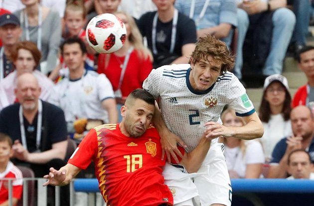 Zleva Španěl Jordi Alba a Rus Mario Fernandes.