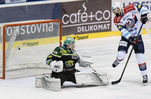 Karlovarský brankář Vladislav Habal pouští gól. Vpravo přihlíží útočník Dynama Tomáš Marcinko.