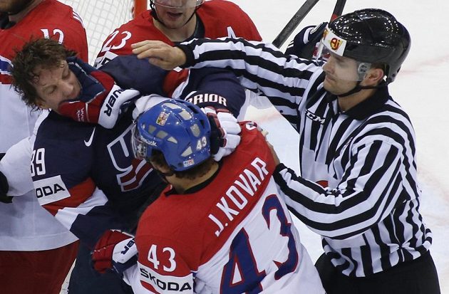 Američan Justin Abdelkader (vlevo) v bitce s českým hokejistou Janem Kovářem ve čtvrtfinále MS.