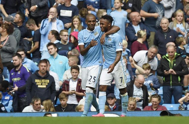 Záložník Manchesteru City Raheem Sterling (vpravo) slaví se spoluhráčem Fernandinhem gól proti Watfordu v utkání 4. kola Premier League.