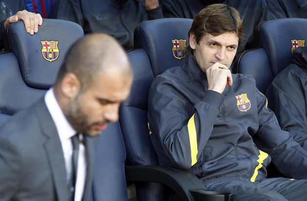 Tito Vilanova na lavičce Barcelony ještě jako asistent Josepa Guardioly (vlevo).