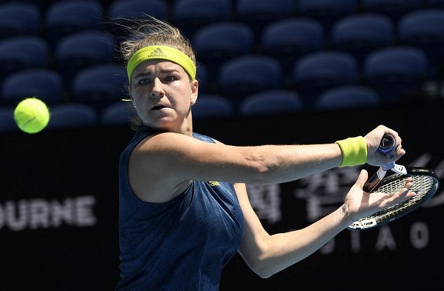 Česká tenistka Karolína Muchová v akci během derby s krajankou Plíškovou na Australian Open.