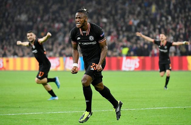 Michy Batshuayi právě vystřelil Chelsea výhru v závěru utkání s Ajaxem.