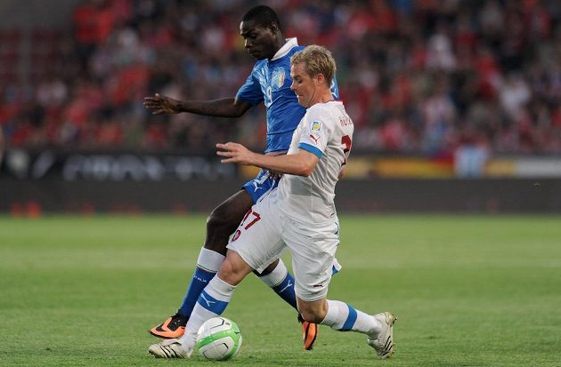 Český záložník Tomáš Hübschman (vpředu) a italský útočník Mario Balotelli během utkání kvalifikace MS v Praze.
