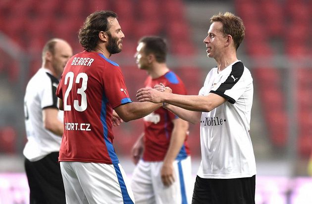 Český záložník Patrik Berger (vlevo) si podává ruku s Němcem Jörgem Heinrichem po Utkání hvězd v pražském Edenu.