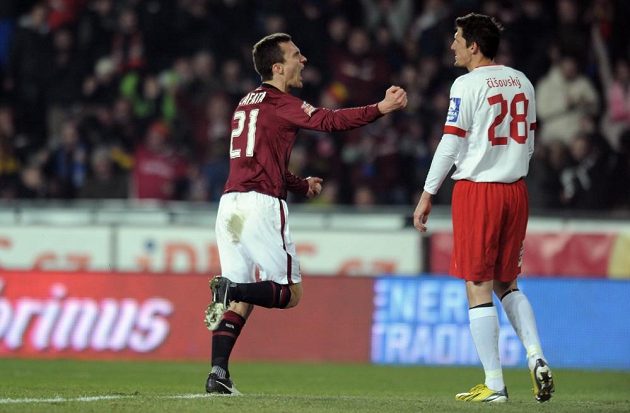 David Lafata ze Sparty (vlevo) se raduje z gólu do sítě Plzně. Vpravo obránce Viktorie Marián Čišovský.