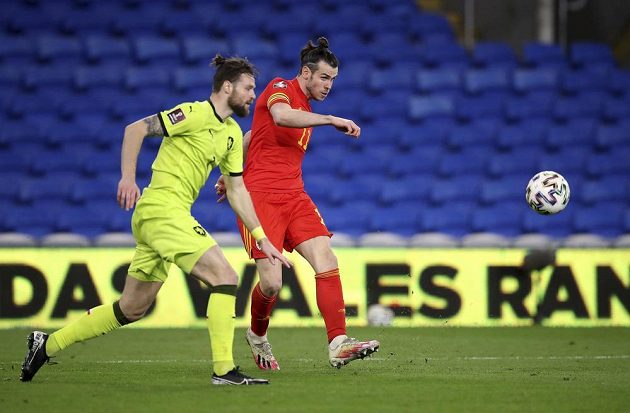 Hvězda Walesu Gareth Bale (vpravo) a Ondřej Čelůstka v kvalifikačním duelu o postup na MS.