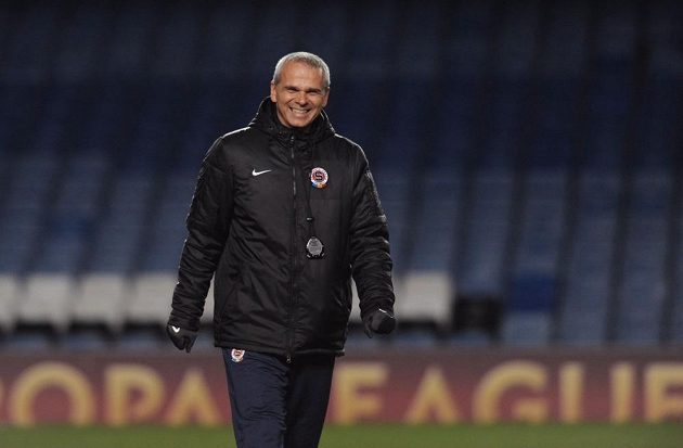 Trenér Sparty Praha Vítězslav Lavička během předzápasového tréninku před odvetou utkání Evropské ligy s Chelsea.