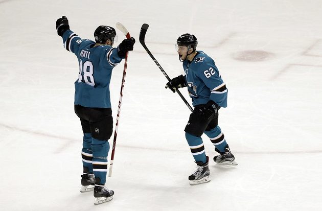 Žraloci slaví. Kevin Labanc (62) právě rozhodl zápas NHL s Vancouverem ve prospěch San Jose. O radost se střelcem se spěchá podělit český útočník Tomáš Hertl.