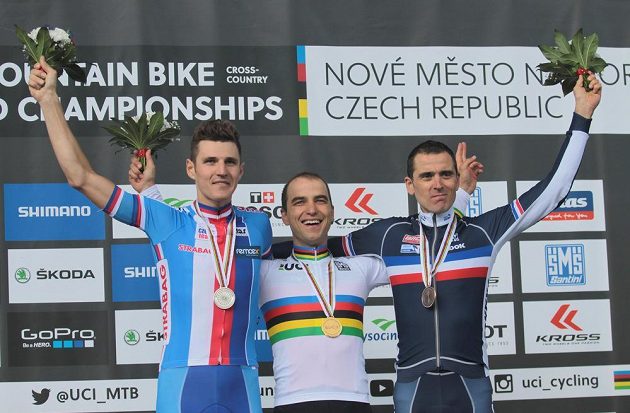 Zleva stříbrný Jaroslav Kulhavý, mistr světa Nino Schurter ze Švýcarska a bronzový Julien Absalon z Francie.