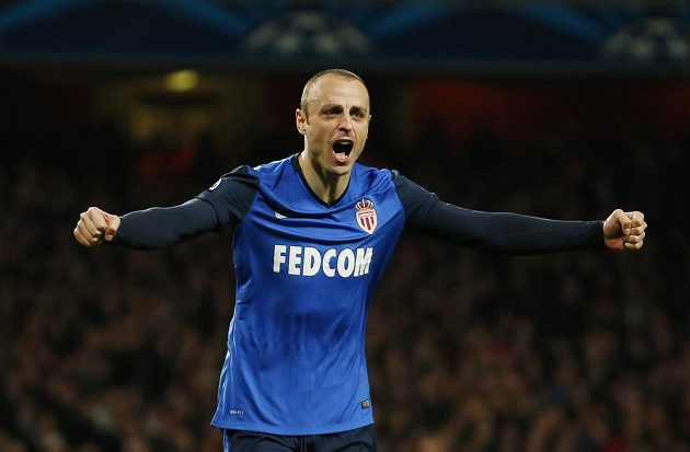Bulharský fotbalista Dimitar Berbatov se raduje z gólu proti Arsenalu v úvodním osmifinále Ligy mistrů.