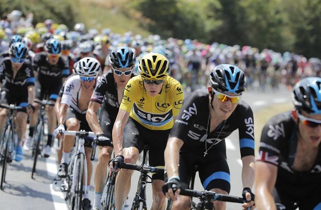 Britský cyklista Chris Froome (ve žlutém trikotu) drží i po třinácté etapě nadále vedení v Tour de France.