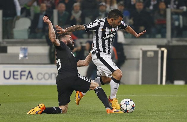 Bek Realu Madrid Dani Carvajal (vlevo) fauluje útočníka Juventusu Carlose Téveze, který o chvíli později proměnil nařízenou penaltu.