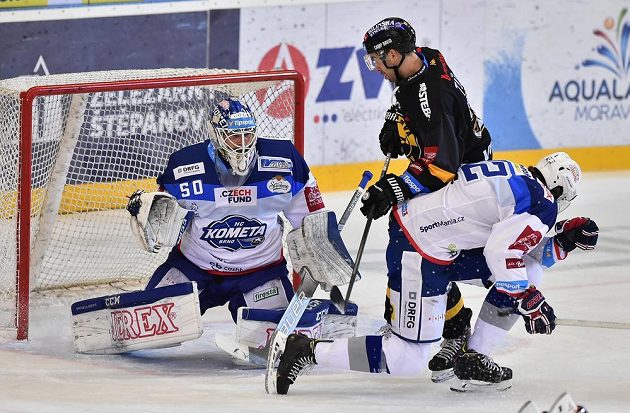 Zleva brankář Brna Karel Vejmelka, útočník David Tůma z Litvínova a obránce Komety Juraj Mikuš.