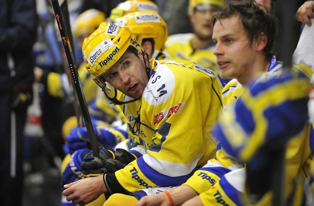 Střelec prvního zlínského gólu v utkání s Brnem Jaroslav Balaštík (vlevo) a útočník Roman Vlach v diskuzi na střídačce.