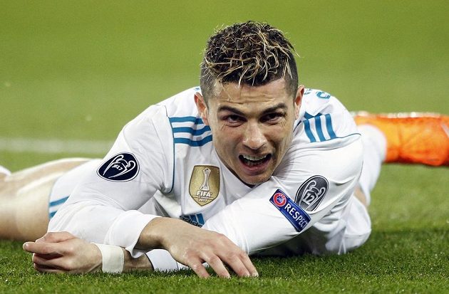 Cristiano Ronaldo z Realu Madrid je sice na snímku v nefotbalové pozici, nakonec se ale na hřišti PSG stejně zapsal mezi střelce.