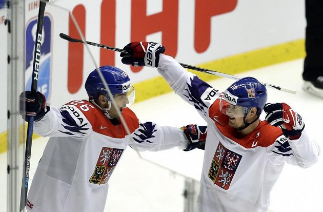 Michal Řepík (vlevo) se raduje z trefy proti USA společně s Romanem Červenkou.