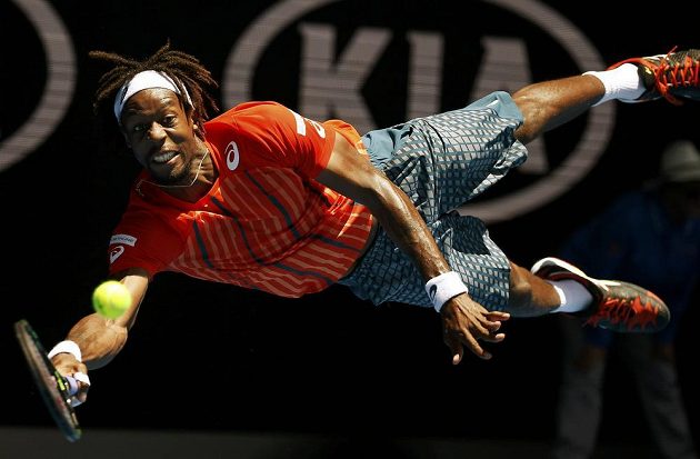 Francouzský tenista Gael Monfils při akrobatickém úderu proti Rusu Kuzněcovovi v osmifinále Australian Open.