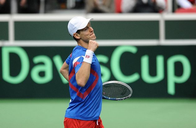 Tenista Tomáš Berdych oslavuje vítězství po utkání 1. kola Davis Cupu s nizozemským Igorem Sijslingem.
