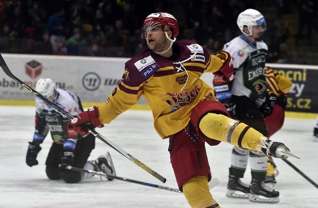 Radost Adama Zemana z Jihlavy z prvního gólu v utkání 5. kola baráže o hokejovou extraligu s HC Energie Karlovy Vary.