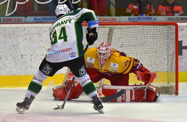Útočník Energie Karlovy Vary Václav Skuhravý najíždí v šanci na jihlavského brankáře Miroslava Svobodu v utkání 7. kola baráže o hokejovou extraligu.