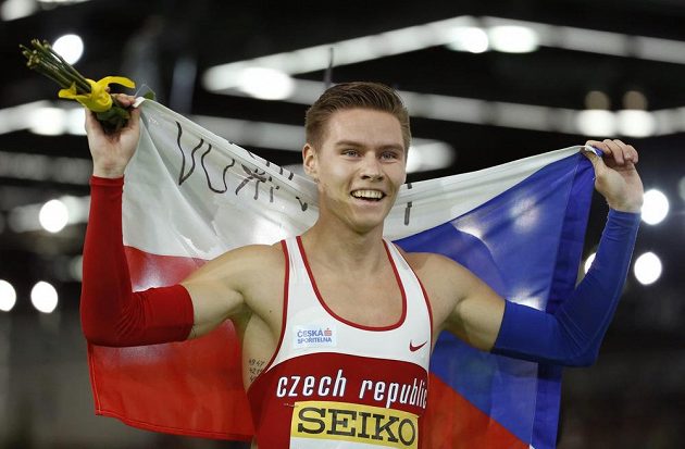 Český atlet Pavel Maslák se raduje z českou vlajkou z titulu halového mistra světa.