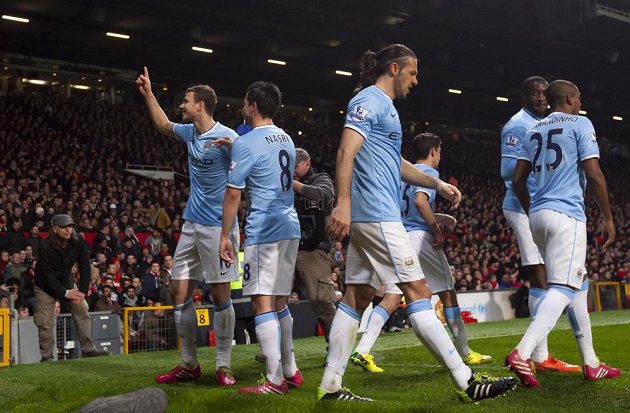 Útočník Manchesteru City Edin Džeko (vlevo) slaví se spoluhráči gól na hřišti United.
