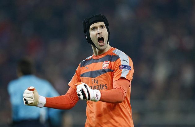 Brankář Petr Čech jásá poté po výhře Arsenalu 3:0 v Pireu a postupu londýnského celku do osmifinále Ligy mistrů.