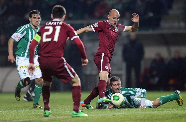 Útočník Sparty Praha Roman Bednář (druhý zprava) a Michal Šmíd z Bohemians 1905 (vlevo) během utkání 18. kola Gambrinus ligy.