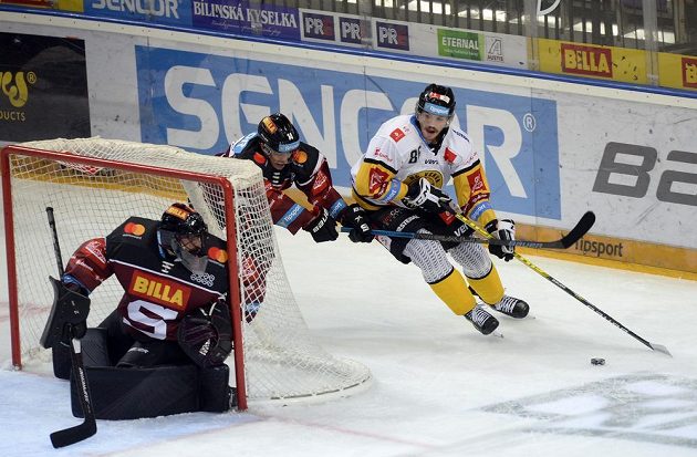 Brankář Sparty Matěj Machovský sleduje, jak se k jeho brance blíží litvínovský Filip Helt a sparťan David Vitouch.