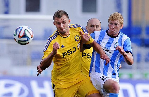 O míč bojují Jiří Krejčí (vlevo) z Jihlavy a Jan Šisler z Mladé Boleslavi. V pozadí Václav Koloušek z Jihlavy.