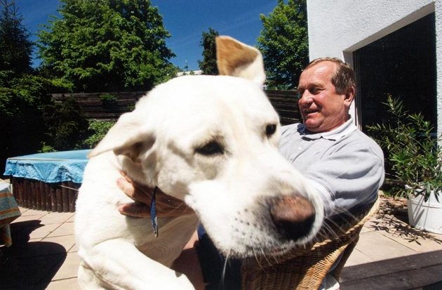 Bývalý trenér české hokejové reprezentace Josef Augusta a jeho pes Rocky.