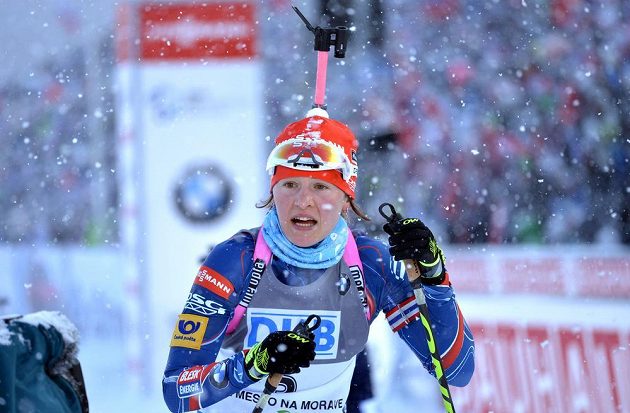 Veronika Vítková v cíli stíhacího závodu SP v biatlonu ve Vysočina Areně v Novém Městě na Moravě dne 8. února 2015.