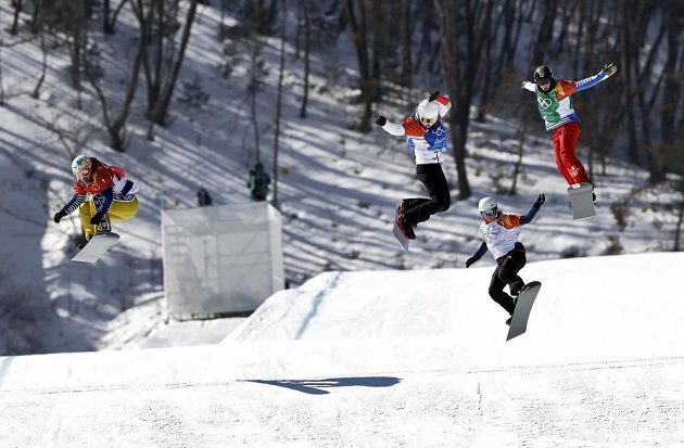 Dramatická bitva na trati olympijského závodu ve snowboardkrosu žen. Zcela vlevo Eva Samková.