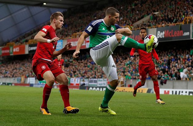 Fotbalista Severního Irska Conor Washington odehrává míč pod dohledem Tomáše Kalase a obránce Gebre Selassieho v utkání kvalifikace o postup na MS 2018.