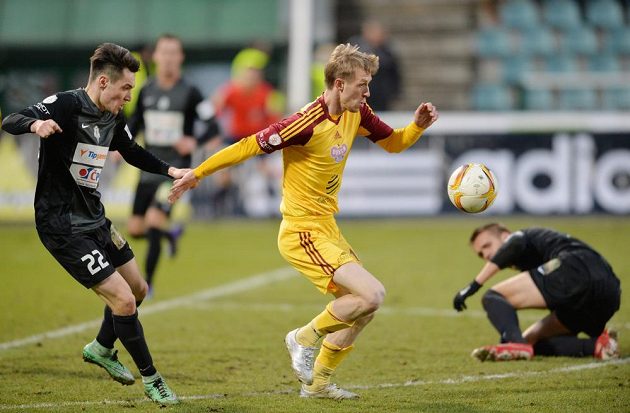 Jablonecký obránce Vjačeslav Karavajev (vlevo) a záložník Dukly Tomáš Berger během úvodního čtvrtfinále MOL Cupu.