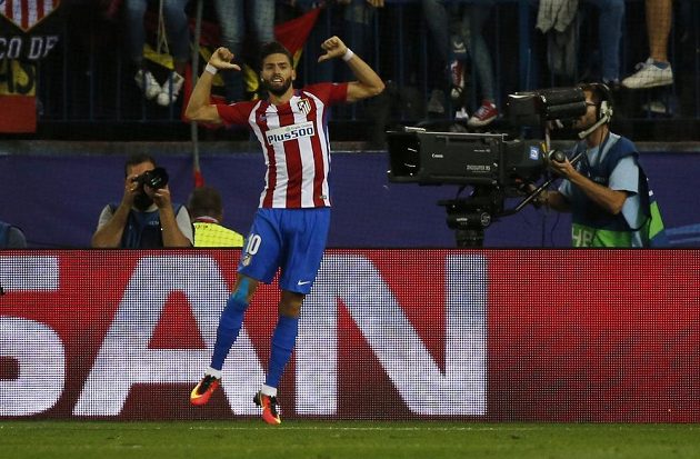 Záložník Atlétika Madrid Yannick Carrasco slaví gól proti Bayernu Mnichov v zápase Ligy mistrů.