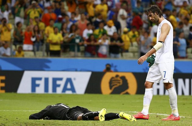 Řecký útočník Georgios Samaras (vpravo) přichází k zdrcenému brankáři Slonů Boubacaru Barrymu.
