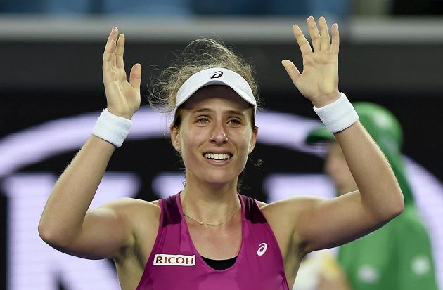 Šťastná Johanna Kontaová po těžkém boji oslavuje postup do čtvrtfinále Australian Open.