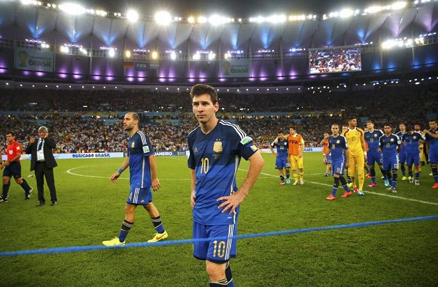 Smutní Argentinci po finálové porážce s Německem. Vpředu je hvězdný Lionel Messi.