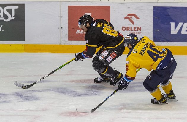 Zleva Filip Helt z Litvínova a Matyáš Hamrlík ze Zlína během extraligového utkání.