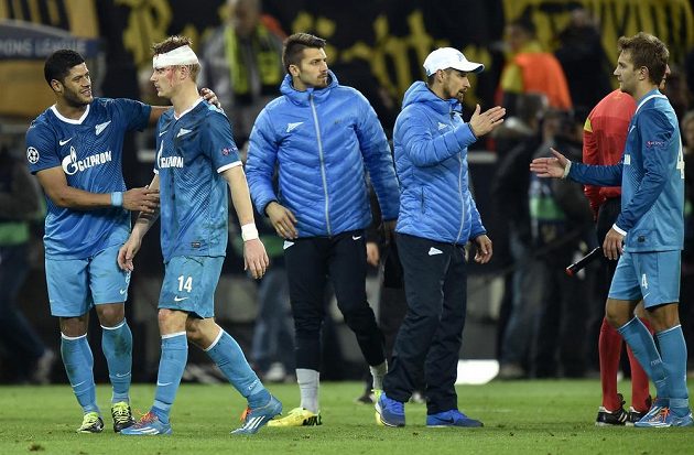 Slovák Tomáš Hubočan nakonec i přes bolestivé krvavé zranění hlavy duel Ligy mistrů v Dortmundu dohrál a se svým spoluhráčem Hulkem (vlevo) se radoval z výhry Petrohradu 2:1.