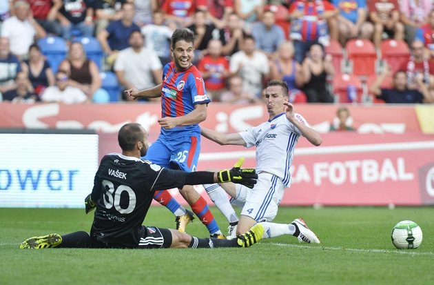 Brankář Baníku Ostrava Petr Vašek nezasáhl míč během utkání 5. kola první ligy, situaci sledují i Aleš Čermák z Viktorie Plzeň a Martin Sus z Baníku Ostrava.