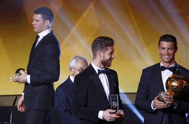 Cristiano Ronaldo (vpravo), držitel Zlatého míče FIFA 2014, a Sergio Ramos během vyhlášení prestižní ankety v Curychu. Vlevo je brankář Manuel Neuer, který skončil v anketě až třetí i za Lionelem Messim.