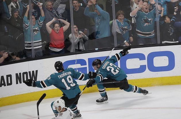 Radost v podání hokejistů San Jose Sharks poté, co Barclay Goodrow (23) vstřelil postupový gól do sítě Vegas.