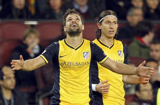 Diego Ribas (vlevo) slaví se spoluhráčem z Atlétika Madrid Filipem Luisem gól proti Barceloně ve čtvrtfinále Ligy mistrů.