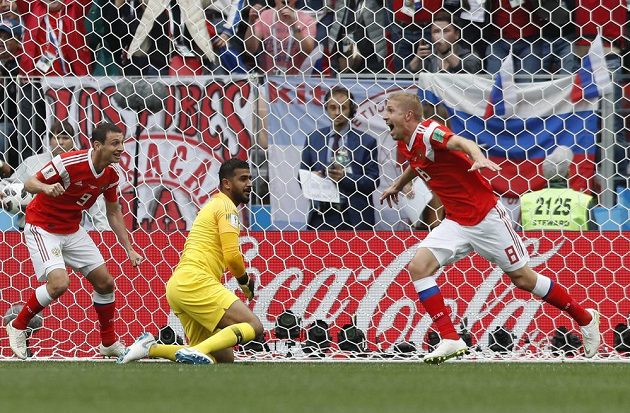 Je to tam! Ruský fotbalista Jurij Gazinskij (vpravo) slaví první gól v zahajovacím utkání MS proti Saúdské Arábii.