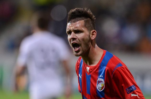 Plzeňský záložník Michal Ďuriš burcuje své spoluhráče během utkání Ligy mistrů s Manchesterem City.