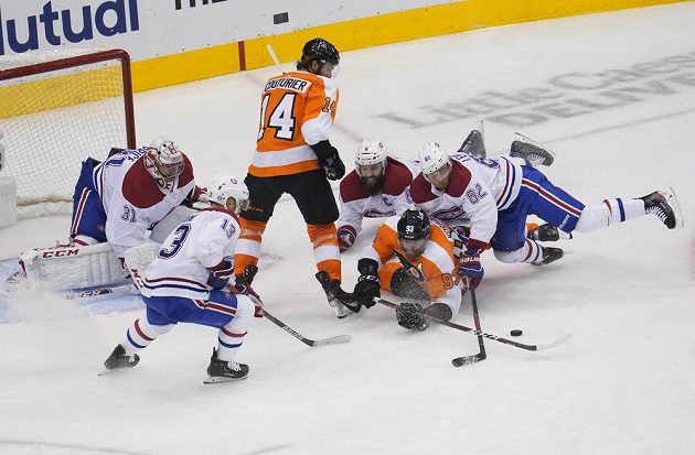 Ačkoliv hokejisté Montrealu věnovali Jakubu Voráčkovi (č. 93) velkou pozornost, dokázal se český útočník Philadelphie v pátém utkání 1. kola play off NHL hned dvakrát střelecky prosadit.