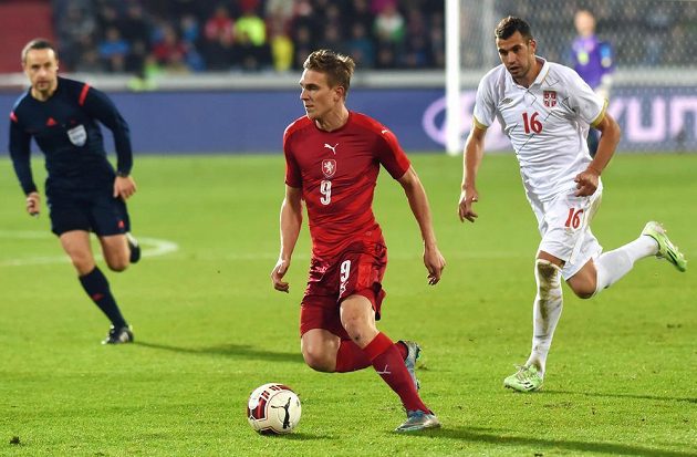Český záložník Bořek Dočkal (uprostřed) a Luka Milivojevič ze Srbska v přípravném utkání ve Vítkovicích.
